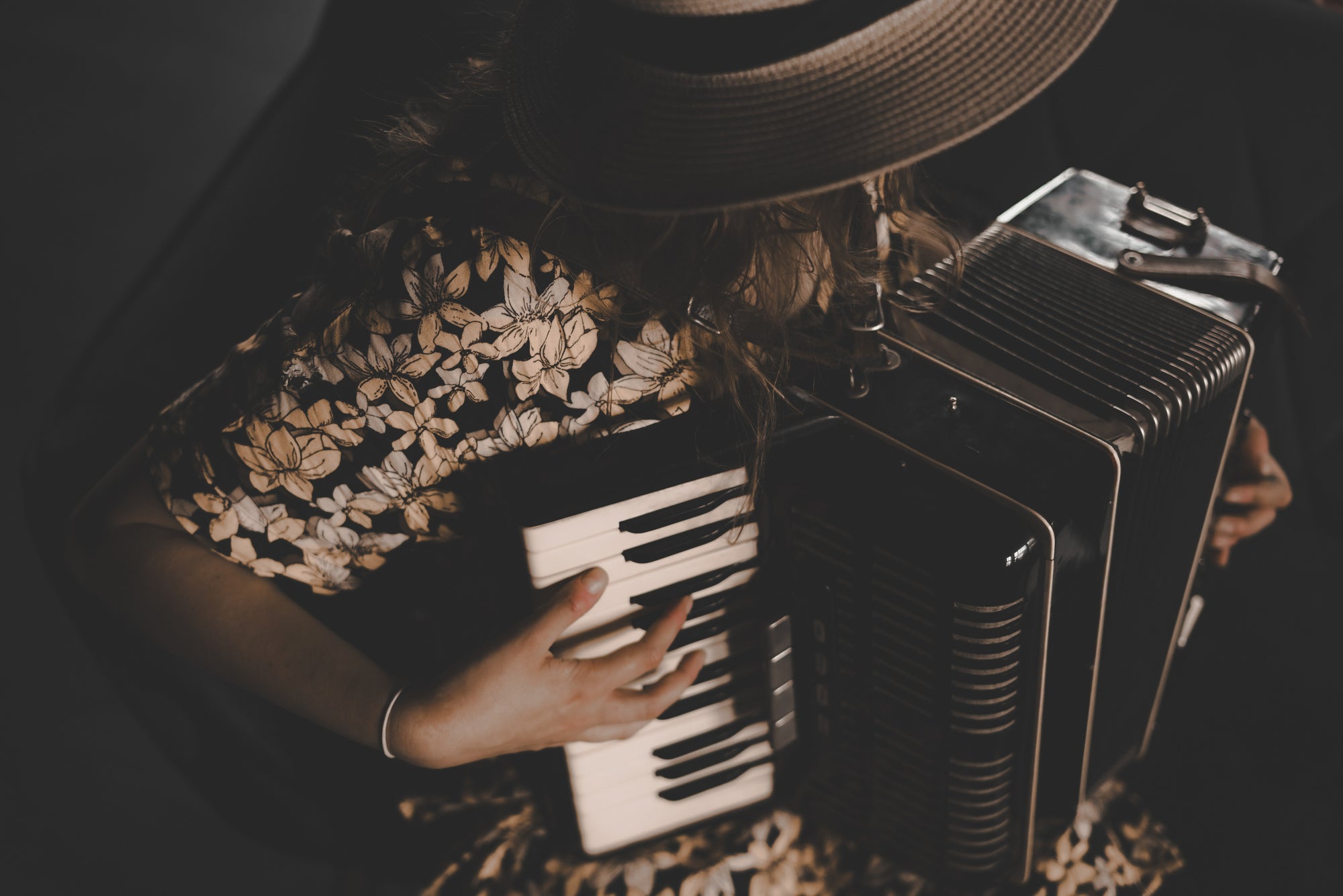 Accordéoniste jouant sur un accordéon à clavier piano